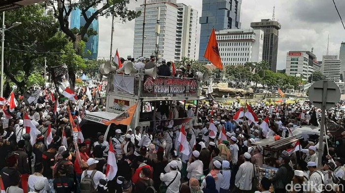 Massa Aksi 212 mulai berdatangan. Mereka memenuhi kawasan Masjid Istiqlal hingga Monas.