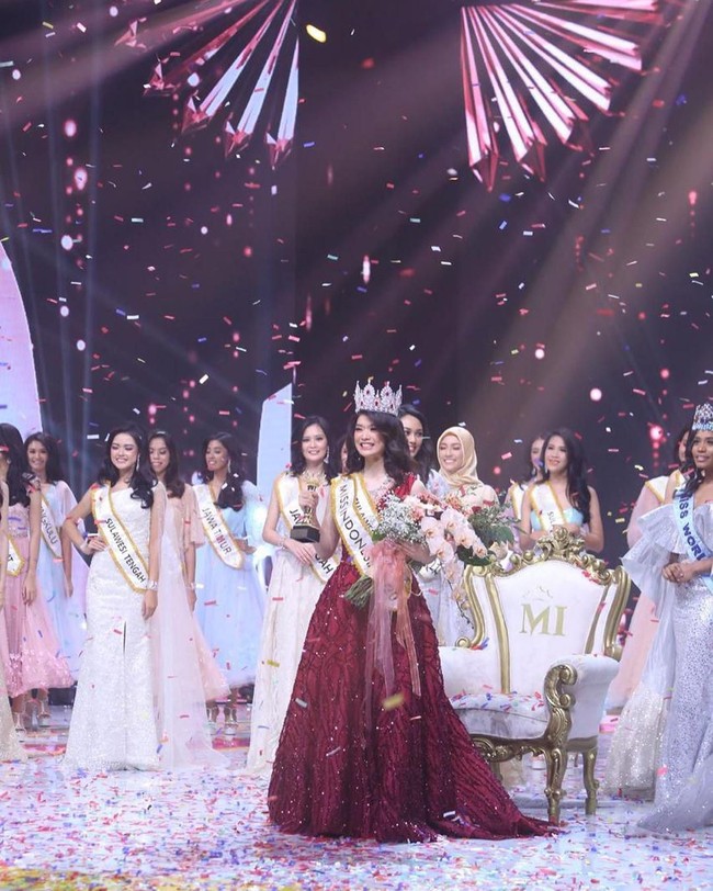 Bak seorang ratu dalam balutan gaun merah bersiluet ball-gown, perempuan 23 tahun itu mengklaim gelar tersebut setelah mengalahkan kontestan lain dari 33 provinsi. (Foto: Instagram)