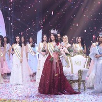 Bak seorang ratu dalam balutan gaun merah bersiluet ball-gown, perempuan 23 tahun itu mengklaim gelar tersebut setelah mengalahkan kontestan lain dari 33 provinsi. (Foto: Instagram)