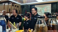 Gerobak itu untuk mendukung program JakPreneur milik Anies. 