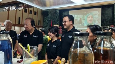 Saat Orang Terkaya RI Beri Gerobak UMKM ke Anies