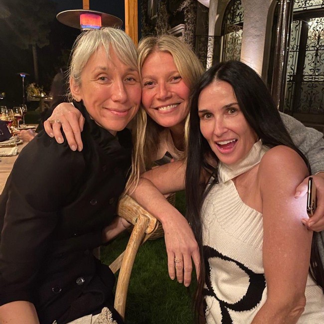 Hadir pula aktris Demi Moore. Mantan istri Bruce Willis ini berpose bersama Gwyneth Paltrow dan kekasih Kean Reeves, Alexandra Grant. Malam yang luar biasa tanpa pakai makeup bersama wanita-wanita luar biasa ini. Aku merasa sangat bermanfaat dan bahagia, tulis Demi Moore di postingan Instagram-nya.Foto: Instagram/@demimoore, @gwynethpaltrow, @erinfoster