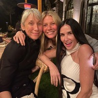 Hadir pula aktris Demi Moore. Mantan istri Bruce Willis ini berpose bersama Gwyneth Paltrow dan kekasih Kean Reeves, Alexandra Grant. Malam yang luar biasa tanpa pakai makeup bersama wanita-wanita luar biasa ini. Aku merasa sangat bermanfaat dan bahagia, tulis Demi Moore di postingan Instagram-nya.Foto: Instagram/@demimoore, @gwynethpaltrow, @erinfoster