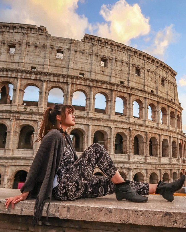 Selain hobi masak dan main basket, Carla juga doyan traveling. Ini fotonya saat jalan-jalan ke Roma, Italia. (Foto: Instagram)