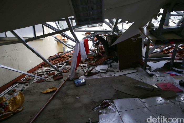 Potret Atap SMKN 24 Jakarta yang Roboh Atap bangunan SMKN 24 Jakarta, Cipayung, Jakarta Timur, roboh, pada Jumat (21/2/2020) pukul 02.45 WIB. Terdapat delapan bangunan kelas yang rusak berat.
