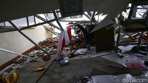 Potret Atap SMKN 24 Jakarta yang Roboh