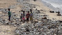Tumpukan sampah itu tak hanya dapat membahayakan lingkungan serta ekosistem laut, tetapi juga berbahaya bagi kesehatan warga di pesisir pantai tersebut.