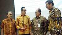 Direktur Teknik PT Angkasa Pura Properti Andiko Surya Wijaya, Direktur Utama PT Angkasa Pura Properti Hendra Lesmana, Direktur Utama PT Waskita Beton Precast Tbk Jarot Subana, dan Direktur Pemasaran PT Waskita Beton Precast Tbk Agus Wantoro berbincang seusai penandatanganan kerja sama di Jakarta.
