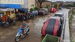 Duh, Jalan Inspeksi Kali CIliwung Jadi Parkir Liar