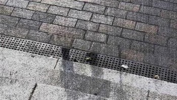 Setelah terjadi ledakan bom atom di Hiroshima, Jepang, ada bayangan manusia membekas di tanah. Tubuh tersebut melindungi jalan beton yang terkena radiasi dari bom sehingga menciptakan efek bayangan ini. Foto: Pinterest via Gent Side