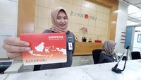 Petugas Teller Bank DKI sedang menunjukkan buku tabungan Simpeda di Bank DKI Kantor Cabang Juanda. Foto: dok. Asbanda