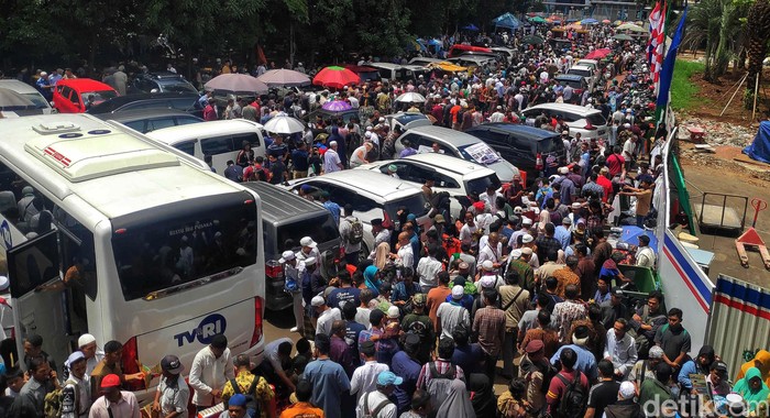 Potret Ramainya Istiqlal Hingga Monas Jelang Aksi 212 Massa Aksi 212 mulai berdatangan. Mereka memenuhi kawasan Masjid Istiqlal hingga Monas.