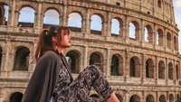 Tak lengkap kalau ke Italia tidak ke Colosseum (carlayules/Instagram)