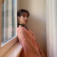 Butterfly, begitu tulis penyanyi yang menjadi salah satu pengisi soundtrack drama Korea Crash Landing On You itu di akun Instagramnya. IU memamerkan foto dirinya saat menjalani pemotretan bersama majalah W Korea di sela-sela menghadiri fashion show Gucci. Foto: Instagram @dlwlrma