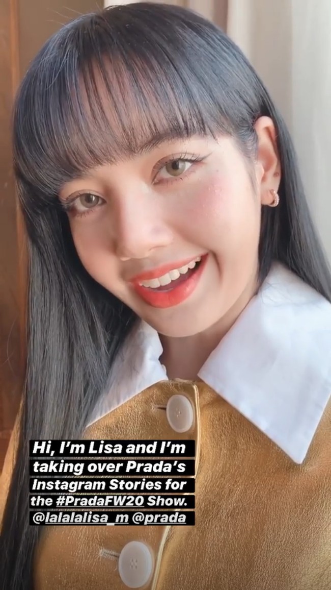 Alasan aku memilih ini karena aku baru mengecat rambutku dengan warna hitam jadi aku ingin membuatnya berbeda, kata Lisa yang juga mengenakan sepatu  platform mary janes dan kaus kaki hitam hingga tas drawstring nan unik.Foto: Instagram Prada