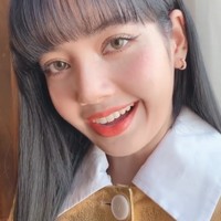 Alasan aku memilih ini karena aku baru mengecat rambutku dengan warna hitam jadi aku ingin membuatnya berbeda, kata Lisa yang juga mengenakan sepatu  platform mary janes dan kaus kaki hitam hingga tas drawstring nan unik.Foto: Instagram Prada