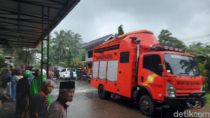Proses evakuasi siswa SMPN 1 Turi Sleman di Sungai Sempor, Jumat (21/2/2020)