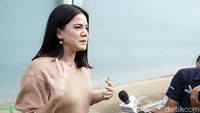 Akibatnya beberapa rekannya sempat menyebut Ashraf basi, karena tak mengerti candaan yang bagi Alice sangat lucu itu. Pool/Palevi S/detikFoto.