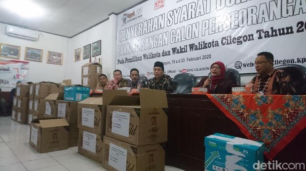 Pesinetron Lian Firman Serahkan Syarat Dukungan ke KPU Maju Pilwalkot Cilegon