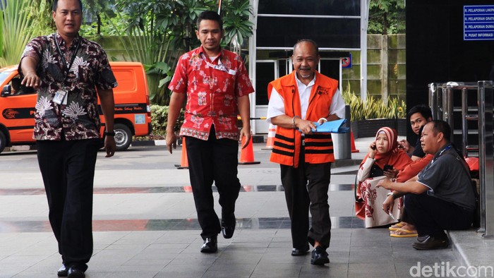Eks DPRD Bandung Kadar Slamet Diperiksa KPK Petugas mengawal mantan anggota DPRD Kota Bandung, Kadar Slamet saat berada di Gedung KPK, Jakarta, Jumat (21/2/2020) untuk menjalani pemeriksaan.
Kadar Slamet diperiksa terkait kasusnya yakni sangkaan korupsi pengadaan tanah untuk ruang (RTH) terbuka hijau di lingkungan Pemkot Bandung Tahun Anggaran 2012-2013.