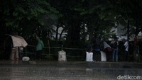 Tak sedikit warga yang berteduh di bawah pohon yang berada di kawasan itu agar tak terhindar hujan.