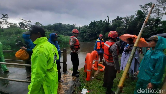 Proses evakuasi siswa SMPN 1 Turi Sleman di Sungai Sempor, Jumat (21/2/2020)