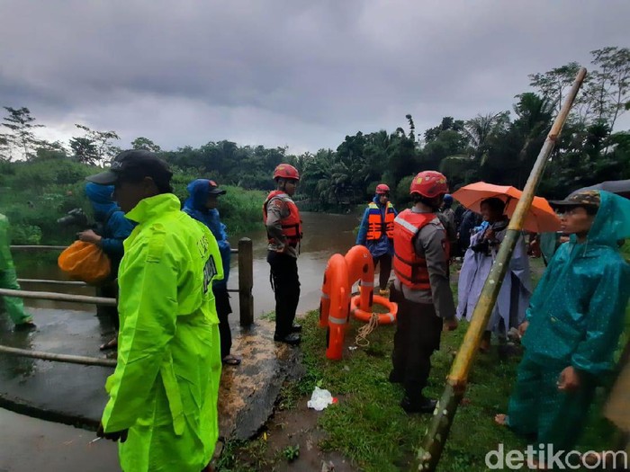 Proses evakuasi siswa SMPN 1 Turi Sleman di Sungai Sempor, Jumat (21/2/2020)