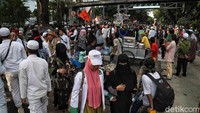 Massa membubarkan diri ke dua arah, yakni melalui Jalan Merdeka Selatan dan pintu barat Monas.