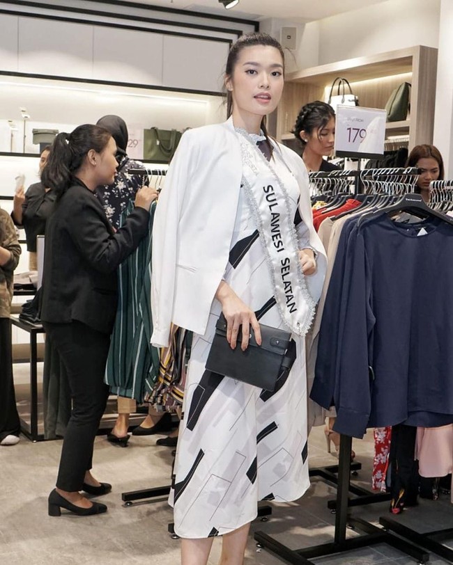 Carla Yules lahir di Surabaya, Jawa Timur, pada 8 Juli 1996. Ia memiliki tinggi badan 175 cm. Carla lahir dan besar di Surabaya, tapi orangtuanya berasal dari Makassar, Sulawesi Selatan. (Foto: Instagram)