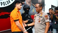 Polisi kemudian melakukan pendalaman terhadap G. Dari hasil pemeriksaan, diketahui dia hendak mengantar pesanan sabu kepada Aulia Farhan.