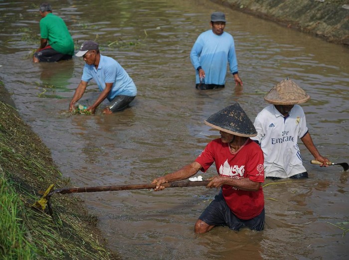 Sejumlah petani membersihkan sampah di Selokan Mataram, Tirtomartani, Kalasan, Sleman, DI Yogyakarta, Jumat (21/2/2020). Ratusan petani bersama Balai Besar Wilayah Sungai Serayu Opak (BBWSO), TNI dan Polri bekerja sama membersihkan sampah di Selokan Mataram pasca banyaknya warga yang membuang sampah serta mengumumkan sayembara berhadiah bagi yang menangkap warga tersebut. ANTARA FOTO/Hendra Nurdiyansyah/ama.