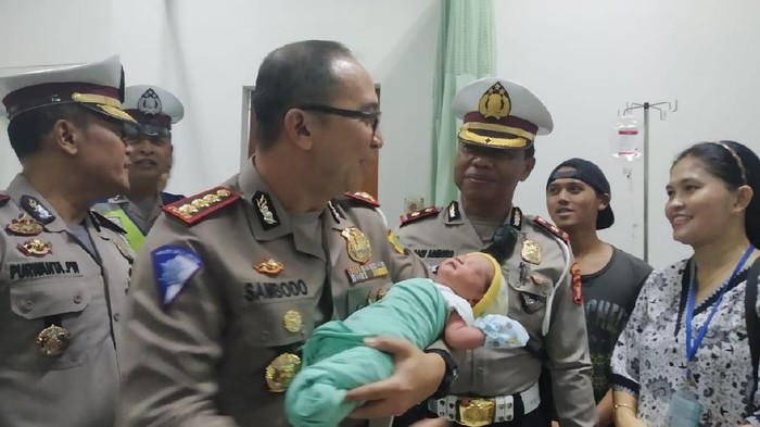 Bayi yang Lahir Ditolong Polisi di Tol JORR Diberi Nama Perwira Sambodo