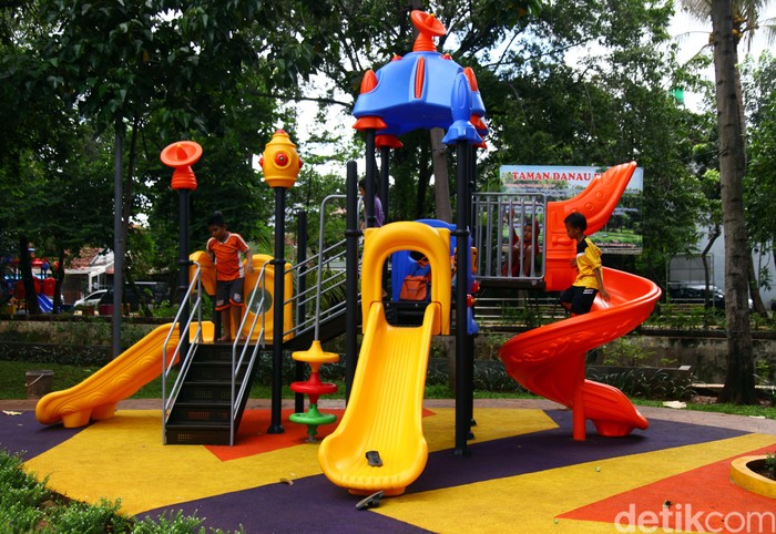 Taman Danau Dampelas Taman Danau Dampelas di Bendungan Hilir, Jakarta, ramai dikunjungi anak-anak. Pasalnya ada beragam fasilitas permainan yang tersedia di taman itu.