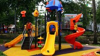 Sejumlah anak-anak bermain di Taman Danau Dampelas yang berada di kawasan Bendungan Hilir, Jakarta, Jumat (21/2/2020).