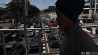 Pengendara juga bisa lewat jalur tol untuk Tomang, kemudian untuk Harmoni bisa lewat jalur Kuningan. Sehingga kemudian bisa terhindar, terjebak dari kemacetan di sekitar istana dan sekitar bundaran Patung Kuda.