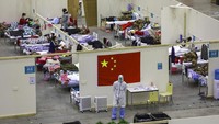 Tim medis pun bersiaga di sejumlah area yang berada di rumah sakit darurat tersebut untuk memantau kondisi para pasien. Chinatopix via AP Photo.