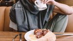 Pose Tampan Noah Centineo Kala Ngopi yang Bikin Meleleh