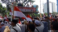 Perwakilan demonstran berorasi.