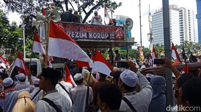 Massa Aksi 212 mulai berdatangan. Mereka memenuhi kawasan Masjid Istiqlal hingga Monas.
