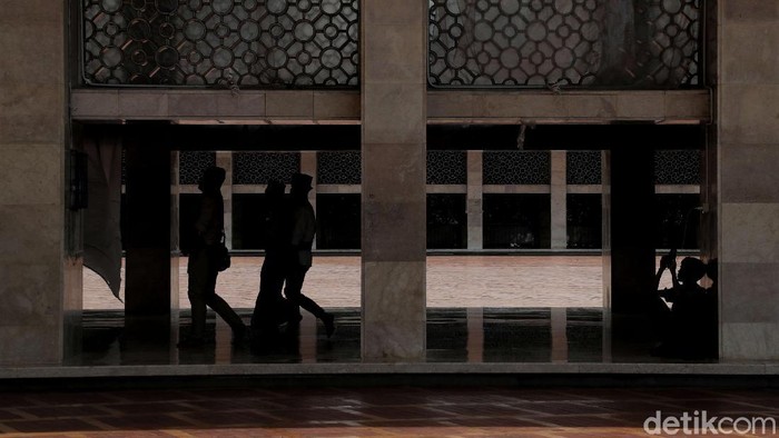 Aksi 212 Berantas Mega Korupsi Selamatkan NKRI diketahui akan digelar selepas Salat Jumat di Monas. Yuk, lihat suasana di Masjid Istiqlal jelang aksi itu.
