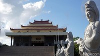 Sebelum masuk vihara, ada halaman luas dengan 16 patung dewi Kwan Im berjejer di kanan kiri. Lalu ada tangga menuju ke vihara. (Wahyu Setyo/detikcom)
