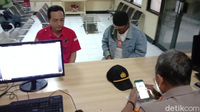 ketua ranting pdip sawunggaling jadi korban pemukulan