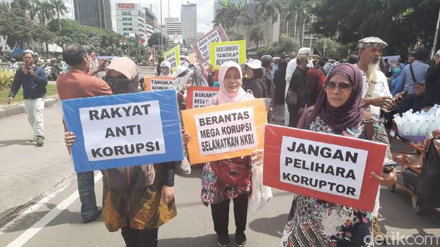 Pasukan emak-emak ikut Aksi 212 di Patung Kuda