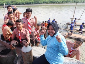 Potret Risma Saat Ikut Tanam Mangrove di Hari Peduli Sampah