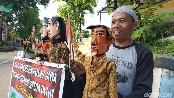 Cipto Raharjo (53) bersepeda keliling Pulau Jawa demi bertemu Presiden Joko Widodo. Pesan apakah yang hendak ia sampaikan kepada presiden?