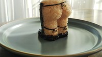 Kali ini onigiri berbentuk agak nyeleneh. Memperlihatkan bokong wanita dengan gumpalan nasi berwarna kemerahan. Foto: Onigiri Gekijou