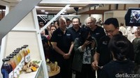 Gerobak yang diserahkan berjumlah 210, ditambah booth UMKM yang berjumlah 20.