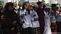 Massa Aksi 212 melaksanakan salat Asar berjemaah.