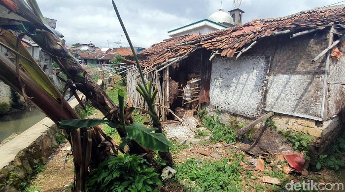 Rumah Rutilahu di Sukabumi diterjang angin puting beliung