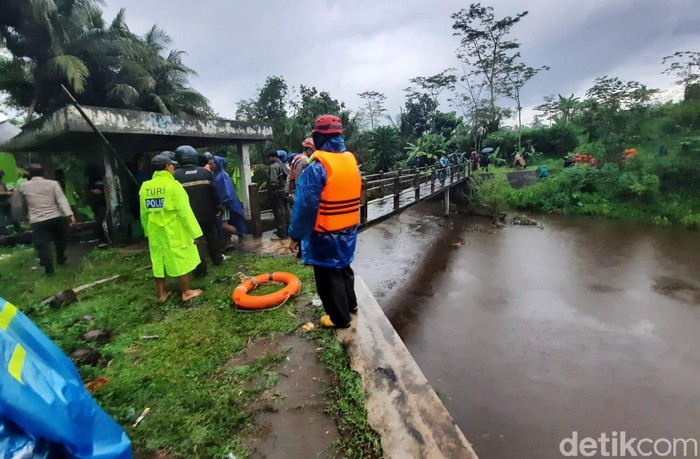 Proses evakuasi sejumlah siswa korban hanyut di Sungai Sempor, Dukuh, Desa Donokerto, Kecamatan Turi, Sleman terus berlanjut, Jumat (21/2/2020). Siswa yang hanyut itu diketahui berasal dari SMPN 1 Turi.